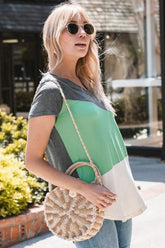 Camiseta de manga corta con cuello en V y estampado geométrico